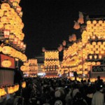夜車山がそろう犬山城前広場＝昨年
